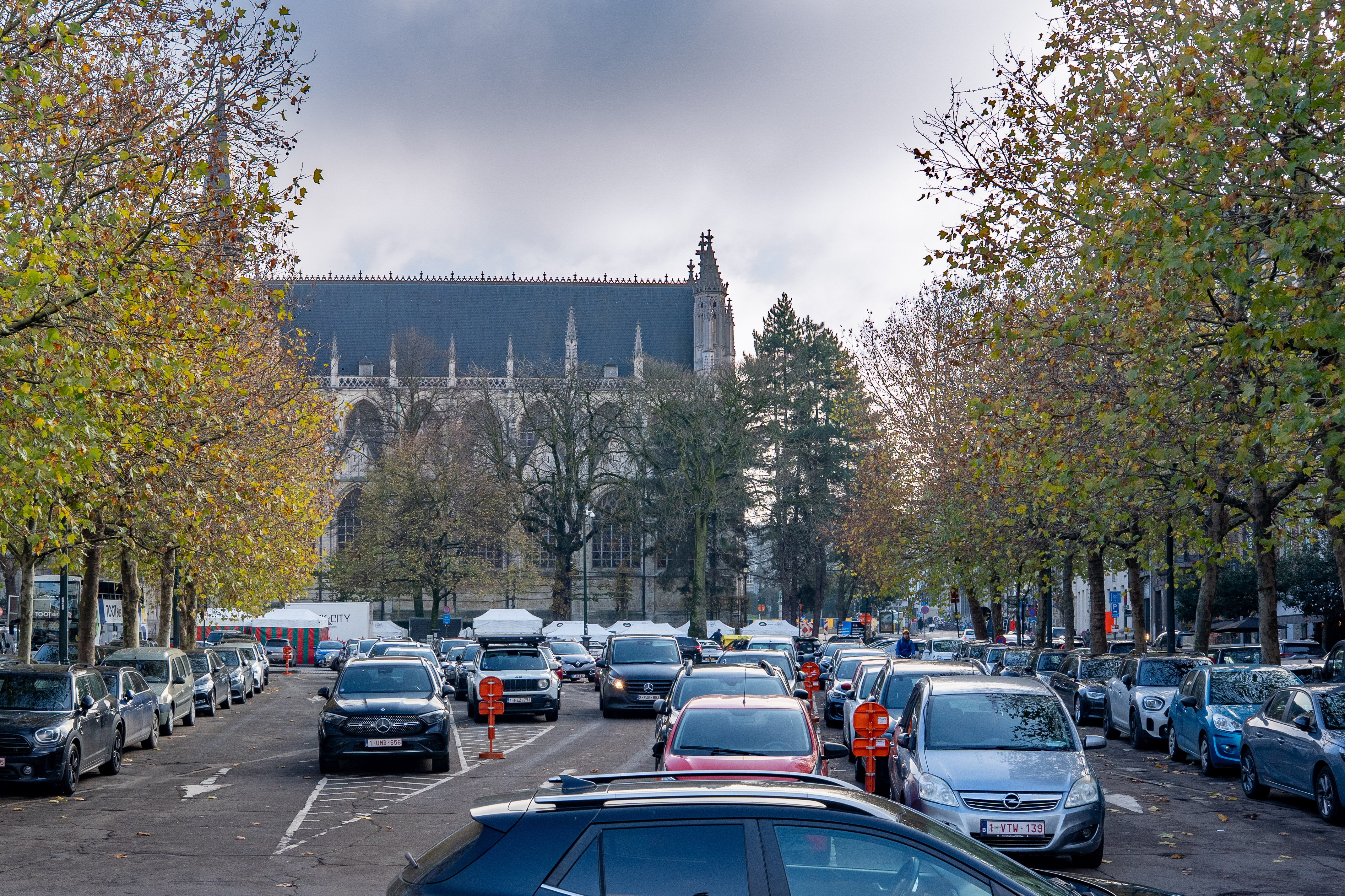 Place du Sablon, vue sur l'église obstruée